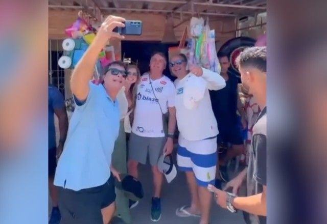 Imagem da noticia Bolsonaro vai à praia e tira foto com apoiadores um dia após operação da PF contra plano de golpe