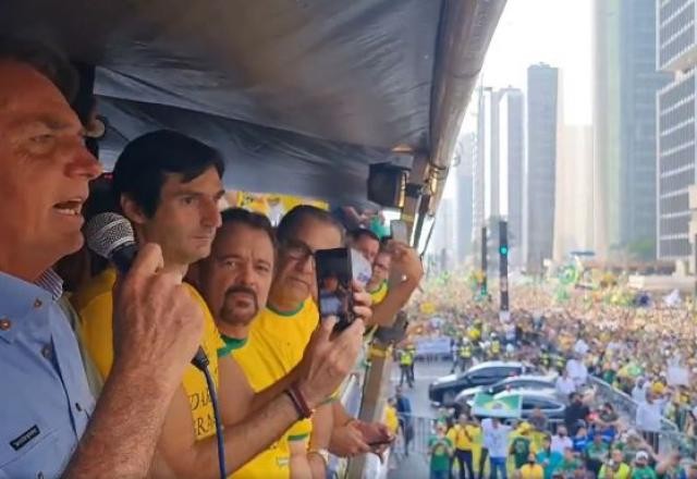 Imagem da noticia Bolsonaro sobe o tom e ataca Alexandre de Moraes: "Deixa de ser canalha"