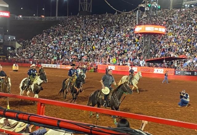 Imagem da noticia Bolsonaro participa de rodeio e exalta Brasil "movido pelo agro"
