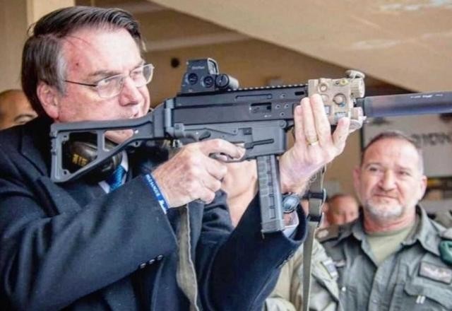 Imagem da noticia Bolsonaro ganhou pistola de empresa investigada por irregularidades na compra de fuzis