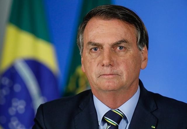 Imagem da noticia SBT News na TV: Bolsonaro é alvo da PF por fraude em carteira de vacinação