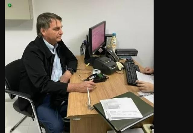 Imagem da noticia Bolsonaro vai ao banco e paga multa de quase R$ 1 milhão