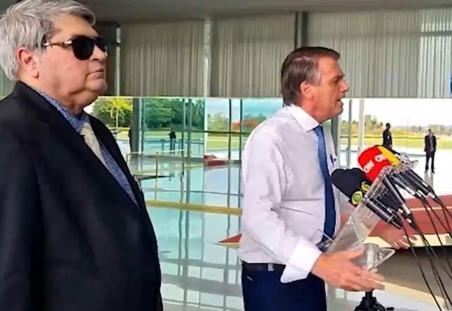 Bolsonaro sobe tom e voltar a criticar Alexandre de Moraes