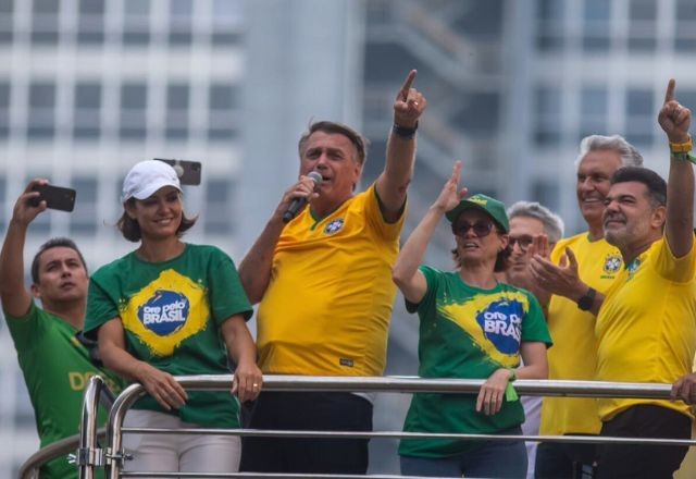 Bolsonaro convoca manifestação em Copacabana e diz que minuta do golpe é “fake news”