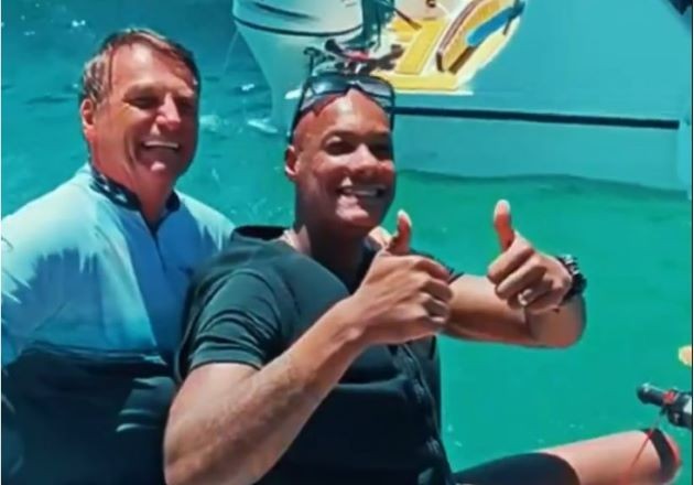 Imagem da noticia Três dias após operação da PF, Michelle desiste de viagem para os EUA e Bolsonaro anda de jet ski