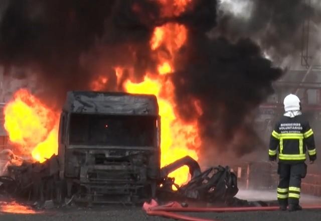Imagem da noticia SC: Pelo 2° dia, bombeiros tentam combater incêncio em distribuidora de combustíveis