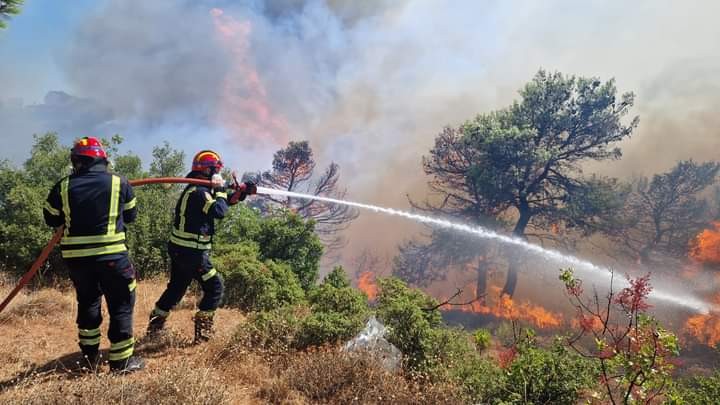 Grécia recebe ajuda da União Europeia para conter incêndio florestal em Atenas