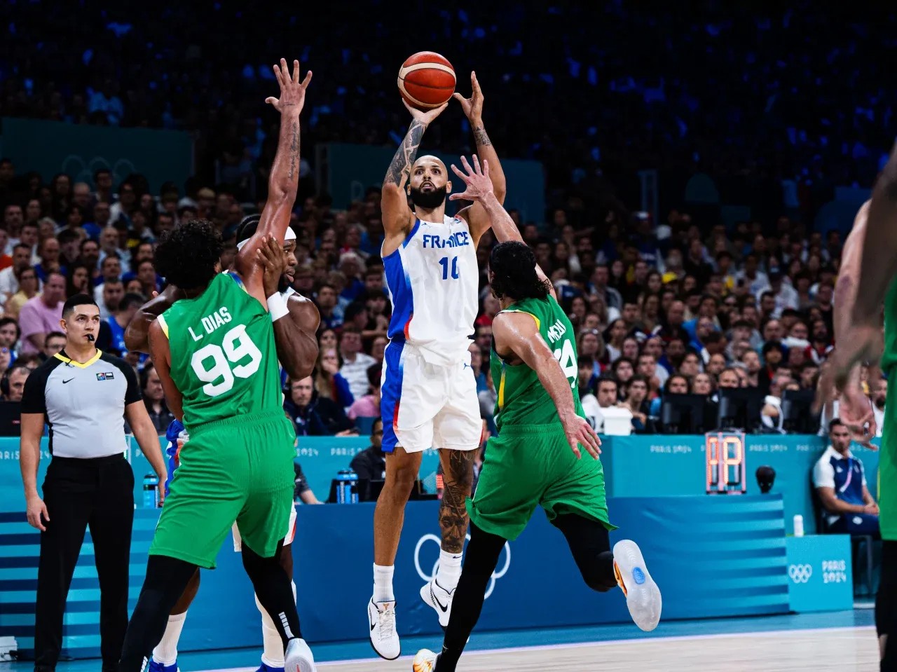 Brasil começa na frente, mas perde para a França na estreia do basquete masculino