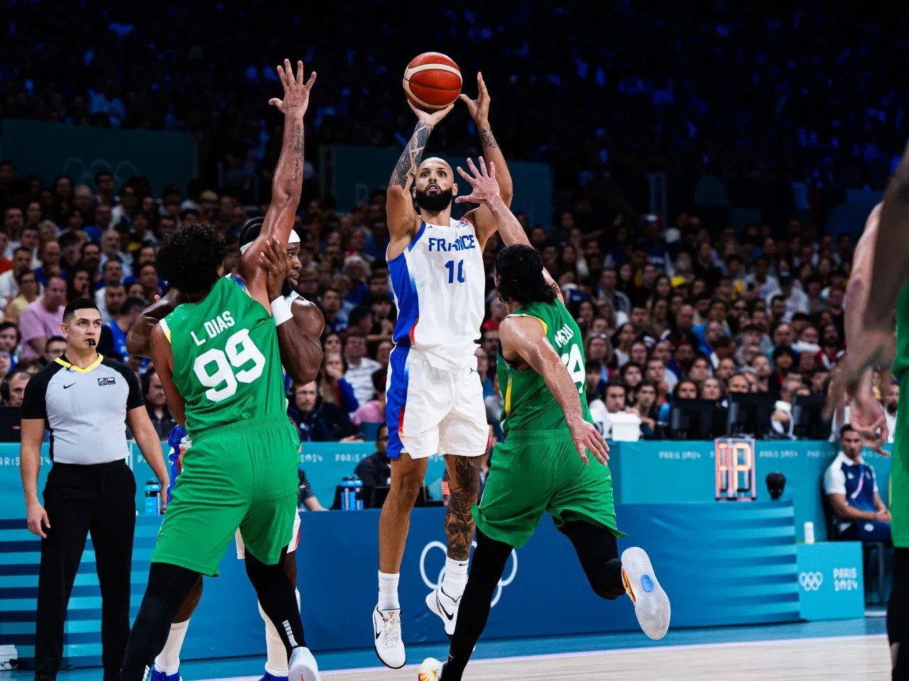 Imagem da noticia Brasil começa na frente, mas perde para a França na estreia do basquete masculino