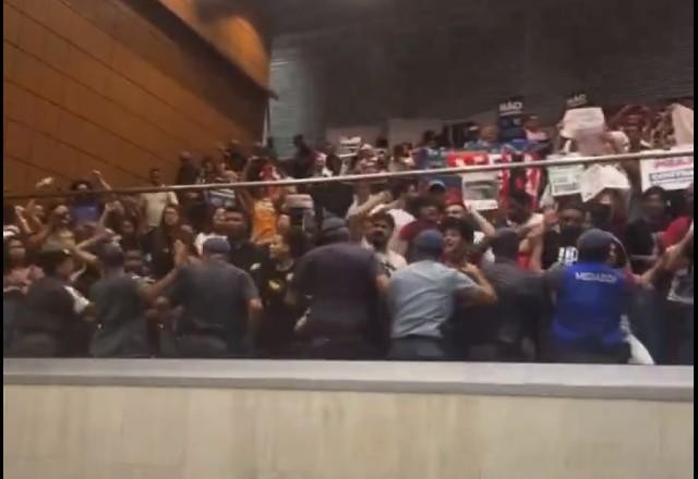 Imagem da noticia Policiais Militares entram em confronto com manifestantes na Alesp