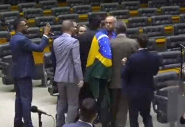 Imagem da noticia Câmara dos Deputados: bolsonarista e petista discutem e precisam ser contidos