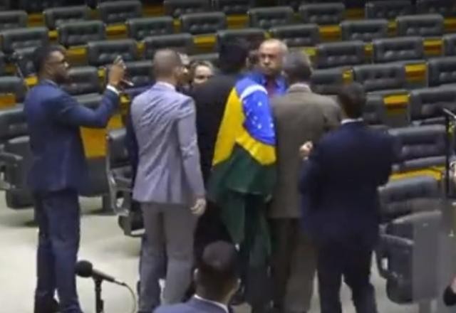 Câmara dos Deputados: bolsonarista e petista discutem e precisam ser contidos