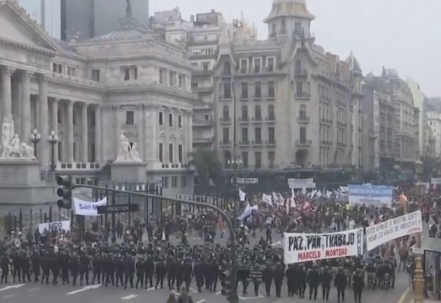 Imagem da noticia Polícia argentina usa gás de pimenta para reprimir protestos contra a Lei de Bases