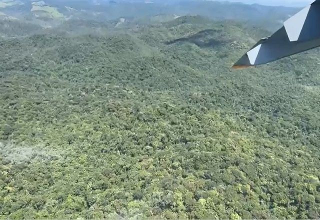 Buscas por helicóptero que desapareceu no litoral de SP completam uma semana