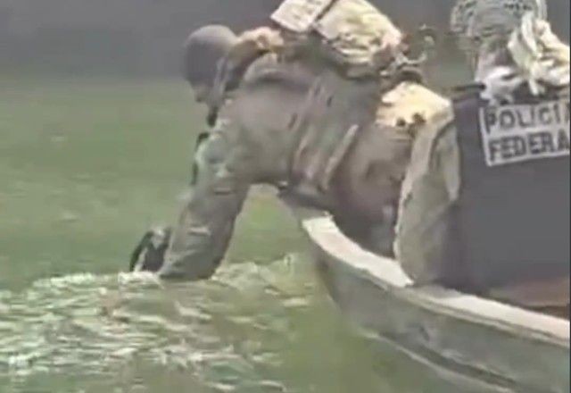Imagem da noticia VÍDEO: Agentes da Funai, PF e Ibama resgatam cachorro abandonado por garimpeiros
