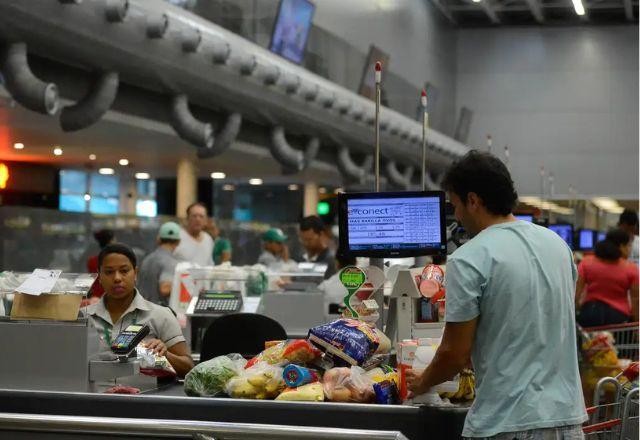 Imagem da noticia Trabalho no comércio aos feriados precisa de convenção coletiva, define governo