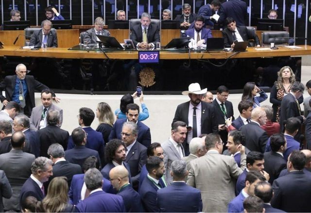 Imagem da noticia Câmara autoriza deputados a usar dinheiro público para pagar despacho de bagagens