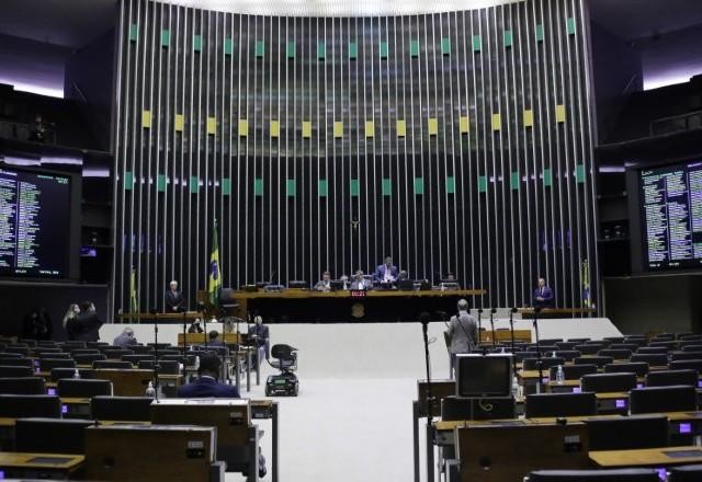 Câmara pode votar benefício extra do Auxílio Brasil nesta 3ª feira