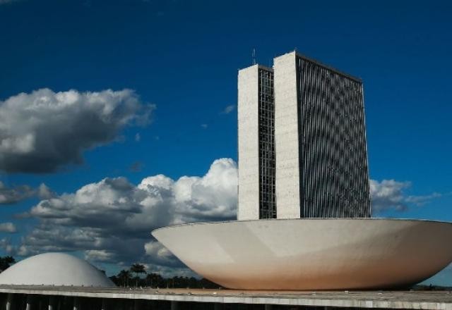 Imagem da noticia Projeto de lei sugere prioridade para pais com filhos em período escolar na hora de marcar férias