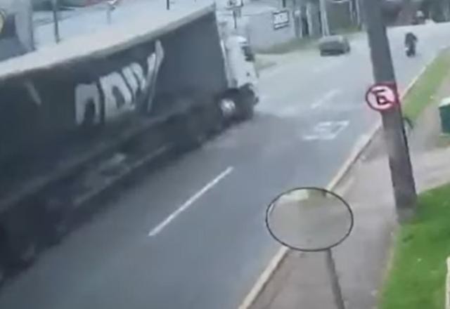 Imagem da noticia Vídeo: caminhão desgovernado deixa rastro de destruição no Paraná