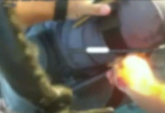Imagem da noticia Câmera acoplada de PM registra socorro a militar baleado