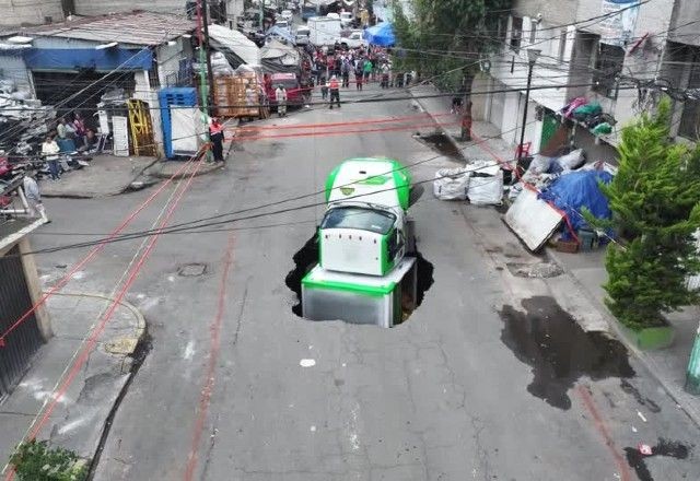 Imagem da noticia Caminhão de refrigerantes afunda em cratera no México