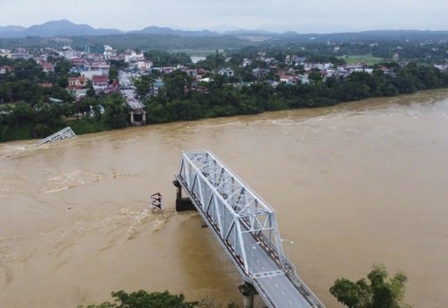 Imagem da noticia VÍDEO: Ponte desaba e caminhão cai em rio após passagem de supertufão no Vietnã