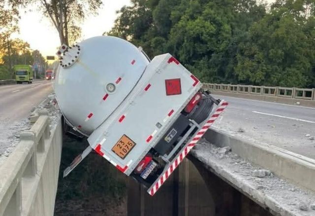 Imagem da noticia Motorista perde controle e caminhão fica preso entre pistas no RS