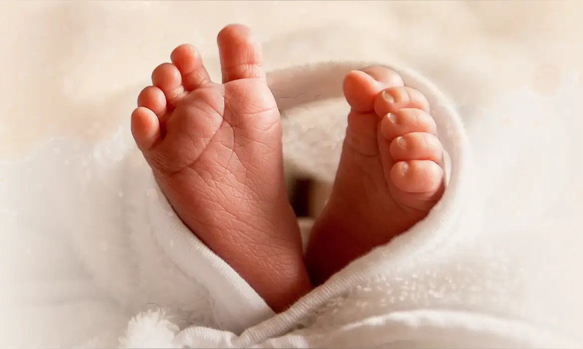 Imagem da noticia Mãe de bebê que morreu sem conseguir cirurgia de emergência será indenizada pelo Estado de SP