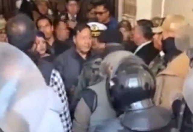 Imagem da noticia Vídeo: presidente da Bolívia e comandante do Exército ficaram cara a cara durante tentativa de golpe