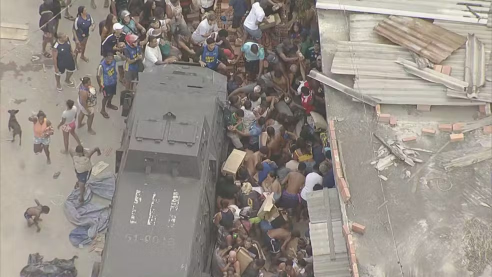 Imagem da noticia Multidão cerca "caveirão" e impede resgate de carga de carne roubada no Rio de Janeiro