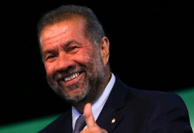 Imagem da noticia Carlos Lupi promete zerar fila de espera de pensionista