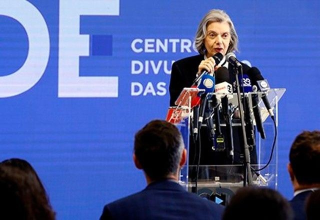 Imagem da noticia Ministra Cármen Lúcia diz que eleição foi exemplo de democracia e que violência e intolerância são fora do comum 