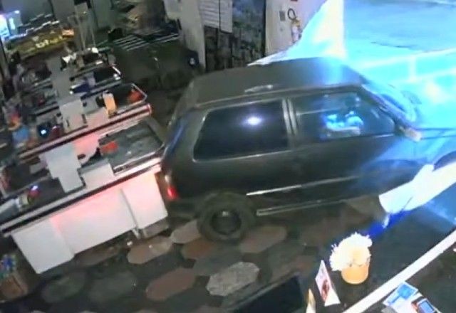 Motorista perde controle e invade supermercado no interior de São Paulo