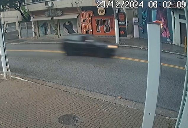 Imagem da noticia VÍDEO: Carro desgovernado em SP avança sobre calçada e bate em poste; motorista e passageira morrem  