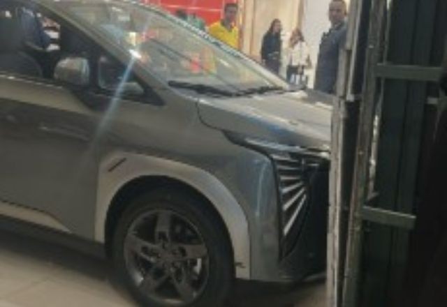 Imagem da noticia Criança liga e bate carro em exposição no Shopping Villa Lobos, em São Paulo 