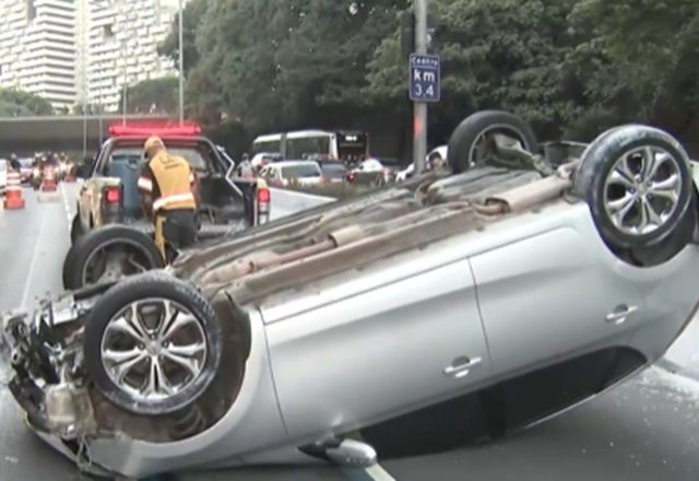 SP: Rapaz pede carro de amigo emprestado, capota e foge do local do acidente 