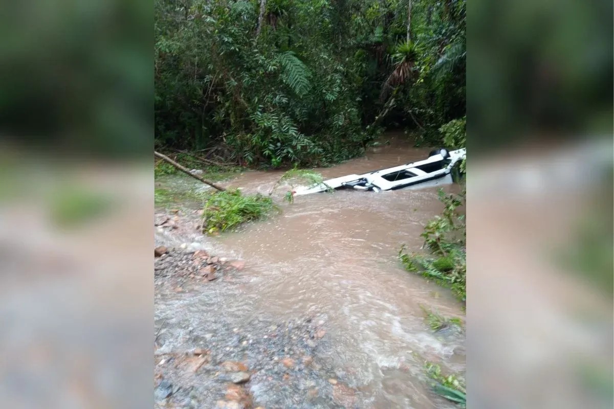 Imagem da noticia Menino que morreu em enchente estava com o avô e ficou preso no carro