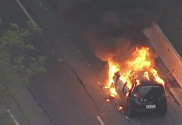 Imagem da noticia Carro pega fogo no meio da Marginal Tietê, em SP