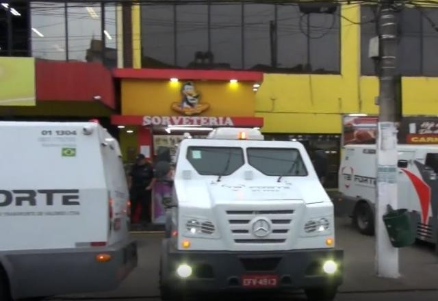 Imagem da noticia Ladrões roubam R$ 300 mil de carro-forte com tiros de fuzil em SP