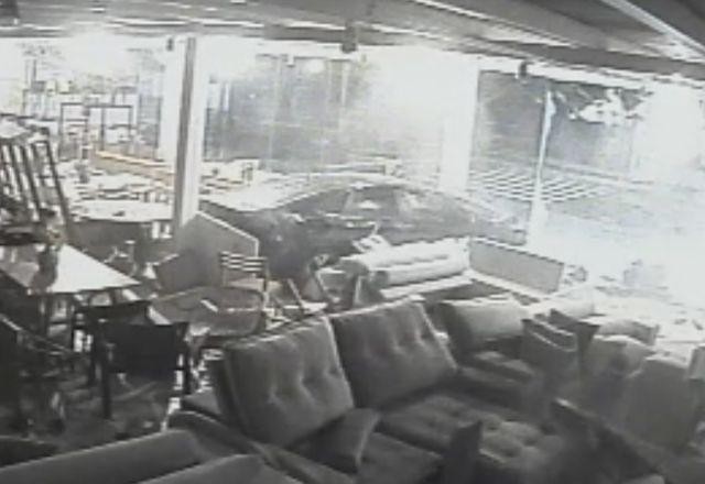Imagem da noticia Vídeo: carro em alta velocidade invade loja de móveis em Vila Velha (ES)