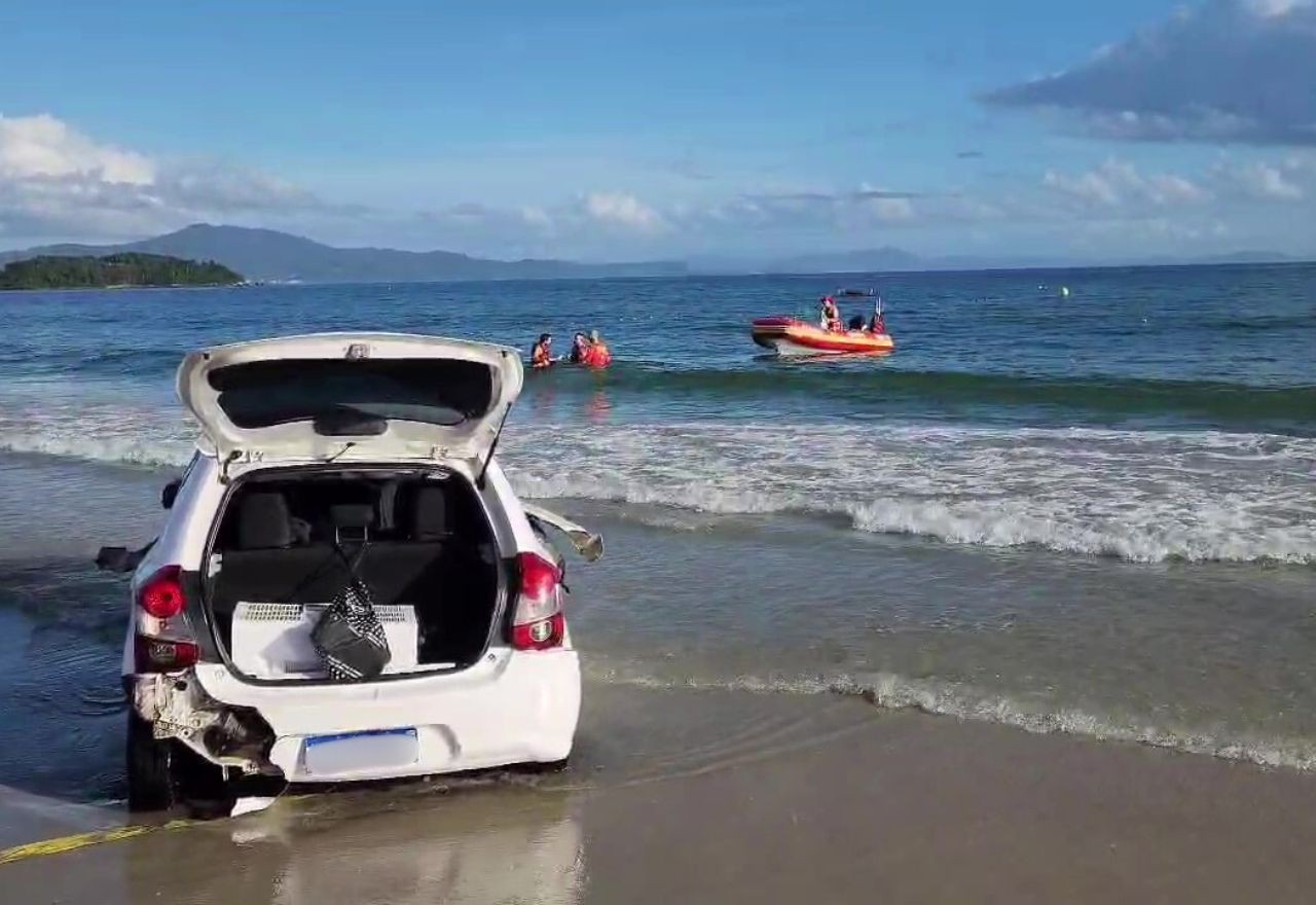 Imagem da noticia Motorista entra com carro no mar para fugir da PRF em Santa Catarina