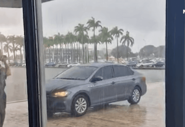 Imagem da noticia Motorista de carro de aplicativo que invadiu rampa da Câmara levava servidor; órgão apura o caso