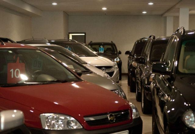 Preço do carro popular disparou em comparação ao salário mínimo desde 2019