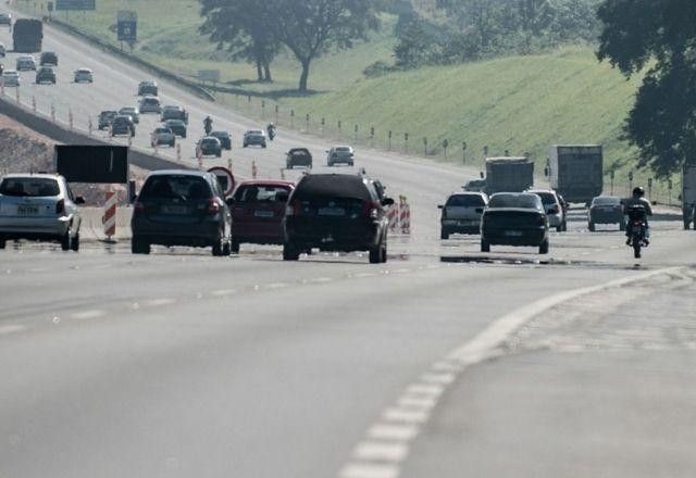 Mais de 3,2 milhões de veículos devem deixar a cidade de SP no Carnaval; veja quais horários evitar