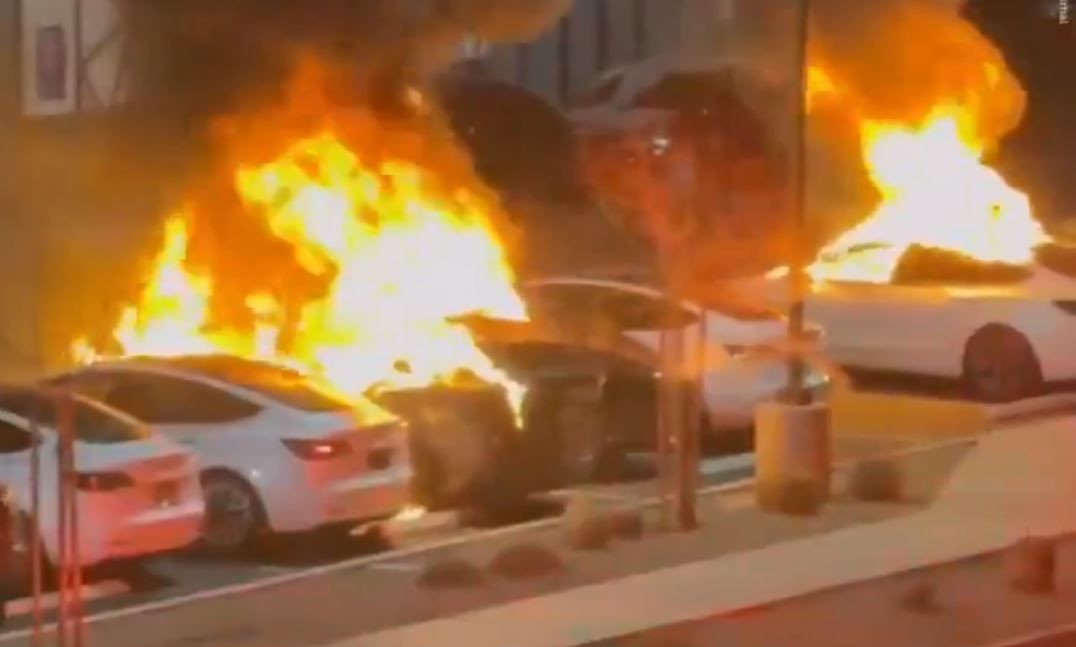 Imagem da noticia Carros da Tesla são incendiados nos EUA em meio a protestos contra Elon Musk e Trump  