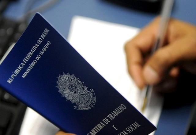 Imagem da noticia Número de trabalhadores assalariados caiu no Brasil, segundo o IBGE