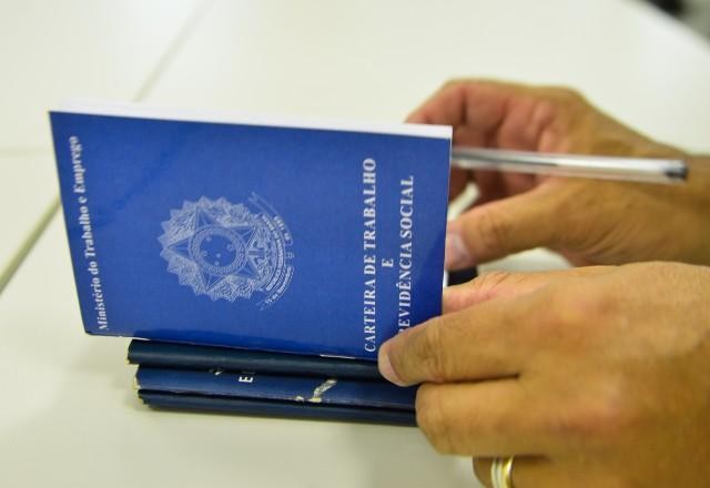 Imagem da noticia Brasil criou quase 197 mil vagas com carteira assinada em abril