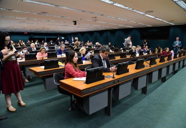 Sem comando no Congresso, petistas tentam garantir força nas comissões