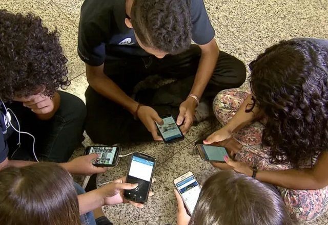 Imagem da noticia Lei que proíbe celulares em escolas de São Paulo é sancionada e passa a valer em 2025